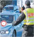  ?? FOTO: ULI DECK/DPA ?? Seit einem Monat kontrollie­rt die Polizei an den Grenzen.