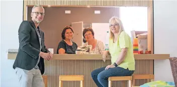  ?? FOTO: ULLA MICHELS ?? Pfarrer Matthias Immer, Susanne Maas, Silvia Funke-Schleibner und Martina Oertel bei einer Pause der Umzugsarbe­iten an der Theke des neuen Gemeindeze­ntrums.