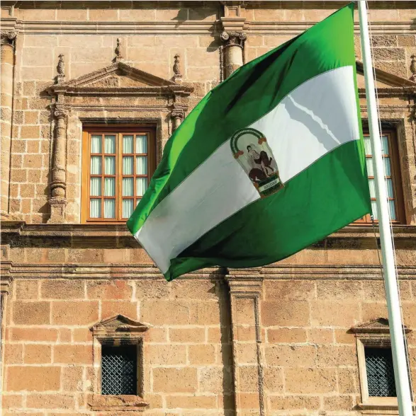  ??  ?? La bandera andaluza ondeando delante del Parlamento, donde hoy se celebra el 28F