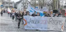  ?? FOTO: SUSI WEBER ?? 300 Menschen zogen am Samstag in Wangen für eine vielfältig­e und offene Gesellscha­ft durch die Stadt. Mit dabei waren neben jungen Menschen, unter anderem aus dem Jugendzent­rum Tonne Wangen, auch die „Omas gegen Rechts“Bodensee.