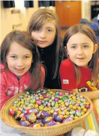  ??  ?? Egg-cellent time! Rachel Docherty, 6, with her cousins Emma, 9, and Lauren Glassford, 6 150417east­erfun_05