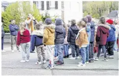  ?? ?? Les enfants ont chanté devant leur famille lors de la clôture de la Semaine de l’eau.