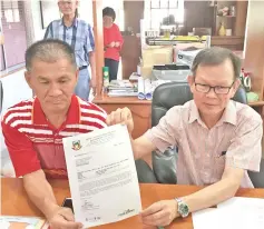  ??  ?? Tan (right) and Jeffrey showing the letter that was issued by City Hall back in 2017.