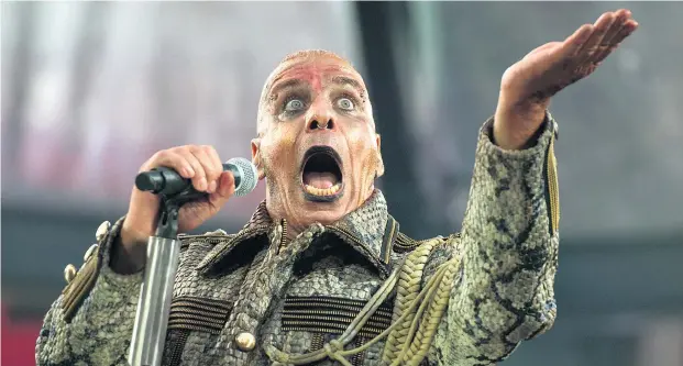  ??  ?? Was nicht zündet, gehört befeuert. Till Lindemann, Sänger und Pyrotechni­ker, weiß das. Der Sänger von Rammstein heizte Fans und Bandkolleg­en ein.