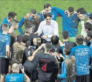  ?? FOTO: AP ?? El selecciona­dor Zlatko Dalic, rodeado por sus jugadores en la charla previa a la prórroga del partido de ayer