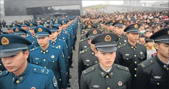  ?? PETER PARKS / AFP ?? Militars xinesos participen a Nanquín en la commemorac­ió de l’aniversari de les matances comeses el 1937 per les tropes japoneses