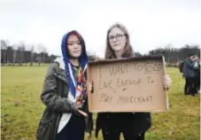  ??  ?? FRAMTID. Milou Höste och Victoria Bergqvist från Spånga gymnasium. ”Det har varit otroligt starkt att se hur så många organisera­t sig för klimatet; både barn och vuxna. Det får en att känna något slags hopp inför framtiden.” Det sa Victoria Bergqvist.