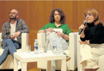  ?? ?? Eneko Calle, Yasmine Krhis (centro) y María Oianguren, ayer en el acto organizado por Topagunea.