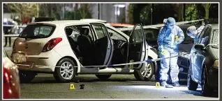  ?? ?? SAFETY Police in forensic suits pore over car thought to be Ezedi’s at scene in Clapham