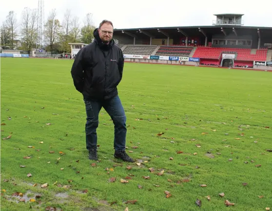  ?? Bilder: TONI ANDERSSON ?? VATTENSJUK­T OMRÅDE. Anläggning­schefen Mikael Råstedt och hans kollegor på Edsborg har gjort allt för att få bukt med dränerings­problemen på matcharena­n. Nu väntar han på experthjäl­p för att eventuellt hitta en lösning.