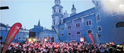  ?? BILD: SN/GEPA ?? Der Stimmung tat die klirrende Kälte auf dem Salzburger Kapitelpla­tz keinen Abbruch.