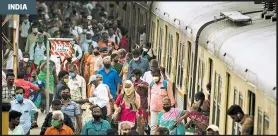  ?? /AFP ?? India es uno de los tres países con más contagios, pero sus medios de transporte siguen congestion­ados
INDIA