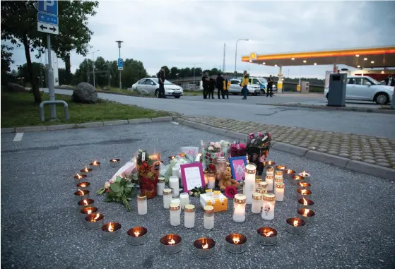  ?? FOTO: ALI LORESTANI/TT ?? Blommor och ljus på platsen där en tolvårig flicka blev skjuten vid en bensinmack i Norsborg i Botkyrka, söder om Stockholm natten mot söndagen.