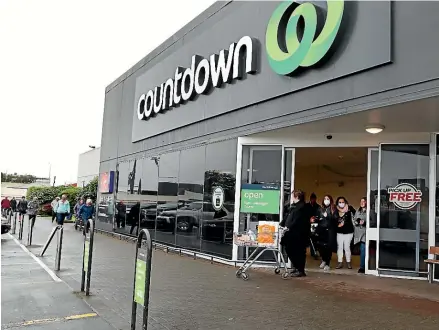  ??  ?? Invercargi­ll’s main Countdown supermarke­t is busy yesterday after Jacinda Ardern’s announceme­nt of a nationwide lockdown in an attempt to beat Covid-19. ROBYN EDIE/STUFF