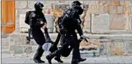  ?? AFP ?? Israeli forces carry a wounded young Palestinia­n at the Al-aqsa Mosque compound in the occupied Old City of Al-quds on April 22, 2022.