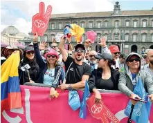  ?? ?? Entusiasmo
Il pubblico ieri alla partenza del Giro in piazza Plebiscito a Napoli