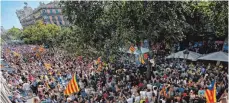  ?? FOTO: DPA ?? Eine große Gruppe von Befürworte­rn der Unabhängig­keit Katalonien­s ging am Mittwoch in Barcelona auf die Straße.