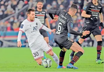  ?? —
AFP ?? Paris Saint-Germain’s Lionel Messi (left) and Stade Rennes’ Nayef Aguerd fight for the ball during their French Ligue 1 match in Paris on Saturday. PSG won 1-0.