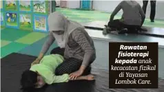  ??  ?? Rawatan fisioterap­i kepada anak kecacatan fizikal di Yayasan Lombok Care.