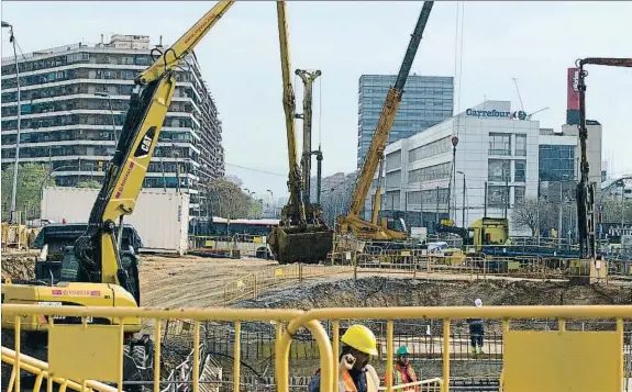  ?? XAVIER GÓMEZ / ARCHIVO ?? Al ralentí. Aunque sin llegar a parar, las obras han avanzado a un ritmo más lento en los meses de negociació­n con las contratist­as