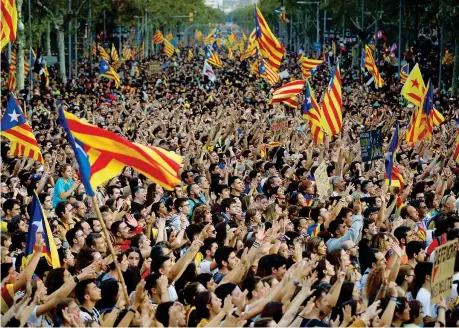 ??  ?? Cinque cortei Centinaia di esteladas, bandiere catalane, nelle strade di Barcellona ieri: è stato il quarto sciopero generale in due anni, per il processo di indipenden­za nazionale