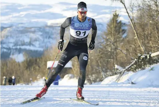  ?? FOTO: EIRIK LUND RØER ?? REKORDHOLD­ER: Runar Skaug Mathisen står med løyperekor­den i Knarren Rundt. I år kan den ryke.