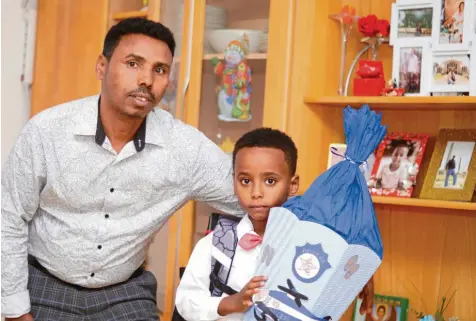  ?? Foto: Jakob Stadler ?? Merhawi hat am Dienstag seinen ersten Schultag. Sein Vater Habte Khashsay wird den Siebenjähr­igen begleiten. Die Familie ist aus Eritrea geflüchtet. Khashsay ist zuerst alleine aus einem Flüchtling­scamp in Äthiopien geflohen, seine Familie konnte er vor zwei Jahren nachholen.