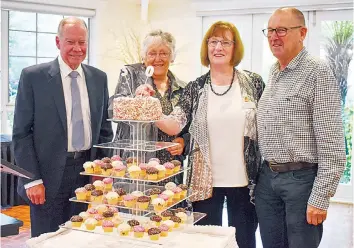  ?? ?? Member for Monash Russell Broadbent, Warragul Arthritis Self Help Group president Maree Wallace, member Annette Gallagher, and Member for Narracan Gary Blackwood cut the 30th anniversar­y celebrator­y cake.