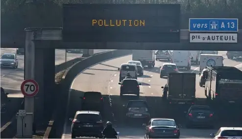  ?? ?? Vehicles drive on Paris ring during a pollution spike.