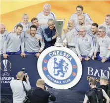  ?? ANSA ?? Sarri e il suo staff del Chelsea un anno fa posano con la Europa League