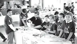  ?? ARTURO SALAZAR ?? Niños participan en feria.