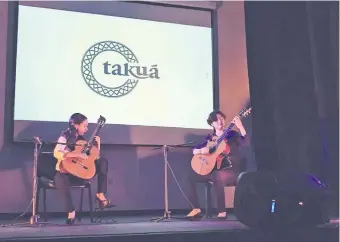  ??  ?? Las guitarrist­as Salma Gómez y Micaela Núñez conforman el Dúo Takua, que abrirá el festival.