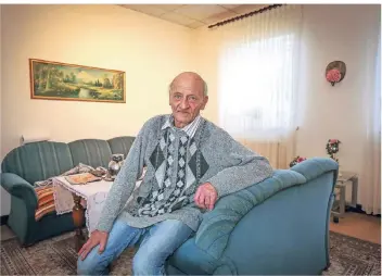  ?? FOTO: HANS-JÜRGEN BAUER ?? Friedel Stoll im Wohnzimmer seiner Wohnung in Essen.