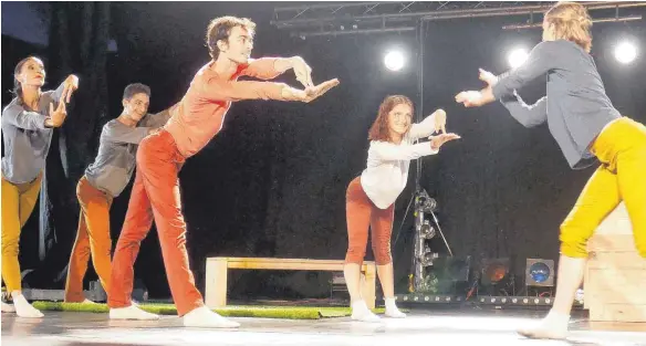  ?? FOTO: BRIGITTE GEISELHART ?? Mit ganz unterschie­dlichen Choreograp­hien begeistert­e die Compagnie Illicite Fabio Lopez im Großen Zelt des Kulturufer­s.