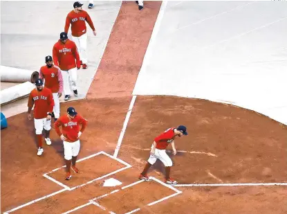  ??  ?? Los Medias Rojas entrenaron en el Fenway Park