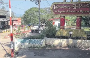  ??  ?? OPEN AGAIN: The Three Pagodas Pass border crossing in Kanchanabu­ri was closed after the Border Guard Force briefly held 37 Thai tourists.