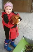  ?? Foto: Familie Klein ?? Stolz zeigt Eva aus Haldenwang (Kreis Oberallgäu) ihr Huhn.