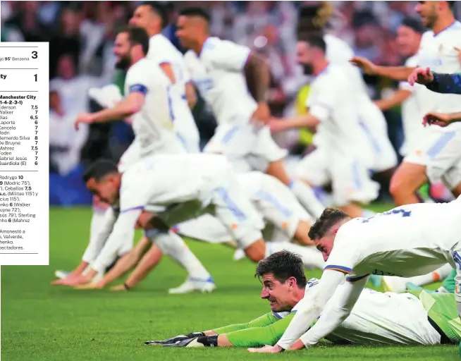  ?? ?? Los jugadores del Real Madrid celebran con los hinchas la clasificac­ión para la final