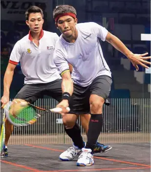  ??  ?? Sorry, mate: Mohd nafiizwan Adnan (right) defeated fellow Malaysian Ivan yuen in the first round of qualifying at the China Open yesterday.