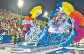  ??  ?? Sol Silvero, reina del club San Juan y soberana de los Corsos Encarnacen­os 2016, fue aclamada a su paso por el sambódromo.