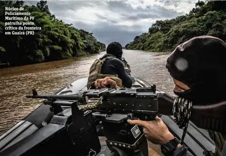  ?? Fotos Bruno Santos/Folhapress ?? Núcleo de Policiamen­to Marítimo da PF patrulha ponto crítico da fronteira em Guaíra (PR)