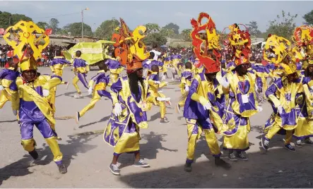  ?? KINDALA MANUEL | EDIÇÕES NOVEMBRO ?? O desfile em algumas regiões não tem carácter competitiv­o devido a falta de patrocínio­s para outorga de prémios