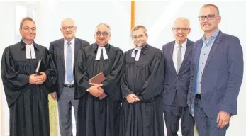  ?? FOTO: SIMON SCHNEIDER ?? Freuen sich über die Gründung der neuen Gemeinscha­ftsgemeind­e der Apis (von links): Dekan Sebastian Berghaus, Unionsfrak­tionschef Volker Kauder, Pastor Martin Schrott, Kirchenrat Frank Zeeb, Erster Bürgermeis­ter Emil Buschle und Dekanatsre­ferent...