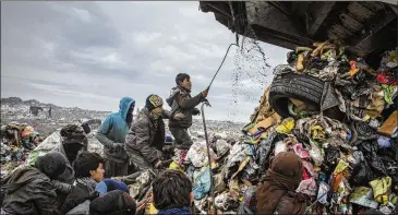  ?? NYT PHOTOS ?? Scavengers forage for scraps at a municipal dump near Mosul, Iraq, in February. Many people in the city reclaimed from Islamic State are struggling to make a living and get by collecting scraps that can then be resold.