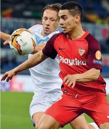  ?? (Lapresse) ?? DuelloLeiv­a cerca di fermare Ben Yedder, autore del gol con cui il Siviglia si è imposto all’olimpico