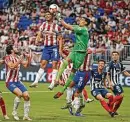  ??  ?? Chivas’ Jesus Molina misses an opportunit­y on a corner kick as Monterrey goalie Esteban Andrada makes the save in the first half.