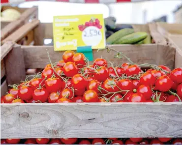  ?? Foto: imago/Lars Reimann ?? Eine Stiege mit Tomaten vor dem Hofladen des Ökodorfs Brodowin