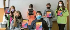  ?? Foto: Carolin Beyhl ?? Trotz Mund‰Nasen‰Schutzbede­ckung lässt sich bei den Schülern die Freude über die neuen iPads erahnen.