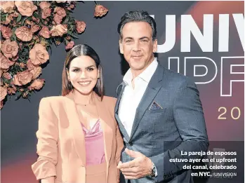  ?? /UNIVISION ?? La pareja de esposos estuvo ayer en el upfront del canal, celebrado
en NYC.