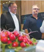  ?? JACQUES BOISSINOT LA PRESSE CANADIENNE ?? Le chef caquiste François Legault aux côtés du producteur maraîcher Ivanhoé Brochu, jeudi, à Saint-Henri, près de la ville de Québec